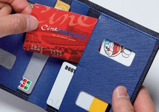 表情豊かなドラえもんがあちこちから顔を出す「カードをたくさん入れてもさらに薄い財布NEO」限定デザイン