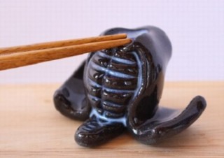 ヴィレヴァン、置くたびに「メーン！」と言いたくなる「剣道のメン＆コテの箸置き」発売