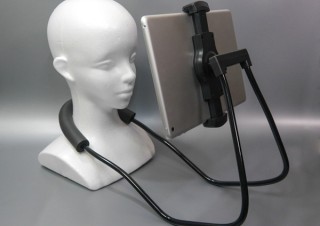 姿勢を変えてもタブレットはつねに正面？ 立っても寝てもマルチに使える首掛けスタンド