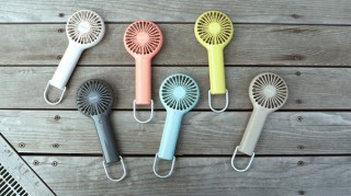 阪和、持ち歩きに便利なカラビナ付きのUSB充電式ハンディファンを発売
