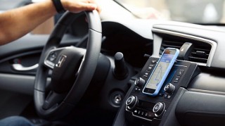 内蔵マグネットで壁に張り付けて使用できるiPhoneケース「MagBak」が登場