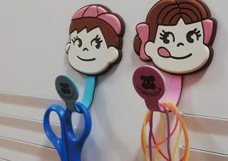 懐かしの不二家「ペコちゃんチョコ」「ポップキャンディ」がレトロかわいいマグネットフックに