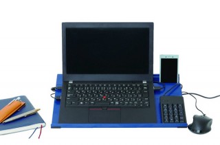 ノートパソコン・タブレットを置いて楽に操作ができる「DCMブランド モバイルスタンド」