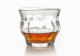 まるで酔っ払って視界がゆがんだかのような「ほろ酔いグラス」発売、ヴィレヴァンから