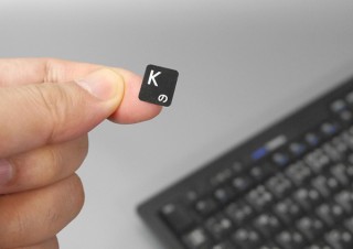 上から貼るだけ、キーボードの欠けた印字を復活させられる補修用シール