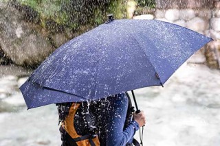 A&F、背中とバックパックの間が雨で濡れない傘を発売