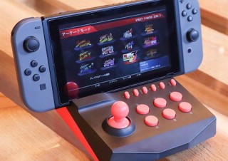 Nintendo Switchをアーケード感覚で楽しめる「充電スタンド兼コントローラー」発売