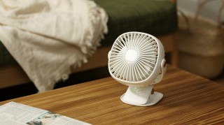 阪和、デスクファンとしても使えるUSB充電式のクリップライトファンを発売