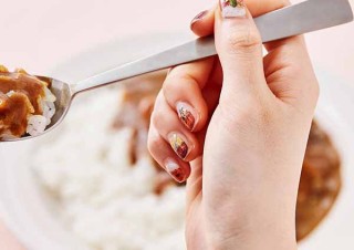 フェリシモ、好みにトッピングできるカレーライスがモチーフのネイルシールを発売