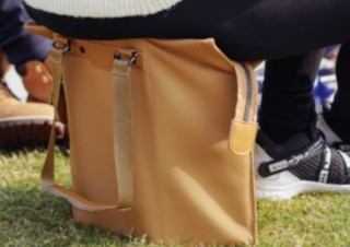 どこでも座れるハニカム構造の「トートバッグ」、4月1日からクラファンに登場