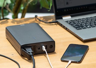 コンセントが直接挿せるポータブル電源「700-BTL040」。AC最大80Wまででさまざまな機器に対応