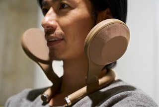 まるで肩からキノコが生えたようなデザインの「臨場感サウンドギア」をaiwaが開発