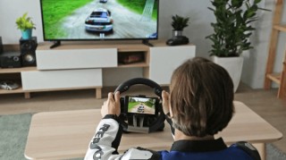 フットペダル付きのスマホ対応ハンドルコントローラー「Serafim R1+」の先行予約が開始