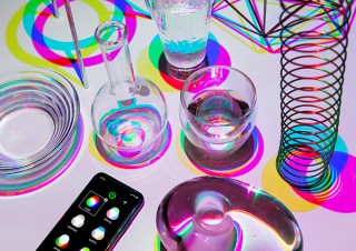 スマホアプリで影の色をデザインする新感覚LED照明「RGB_Light」
