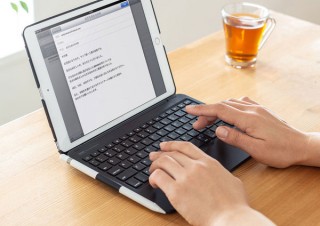 サンワサプライ、10.2インチiPad専用のケース付きBluetoothキーボード「SKB-BTIPAD1BK」