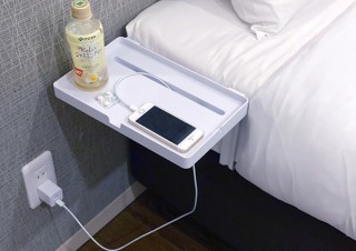 マットレスの下にアームを挟むだけの簡単設置！ ベッドサイドを拡張する簡易テーブル