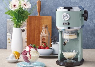 かき氷もお気に入りのレトロデザインで。Toffyの「電動ふわふわかき氷器」