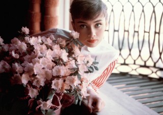 約130点の写真が紹介される「写真展 オードリー・スタイル 飾らない生き方」