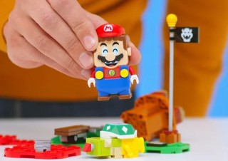 レゴで土管やクリボーを配置して、マリオを動かして楽しめる「レゴマリオ」