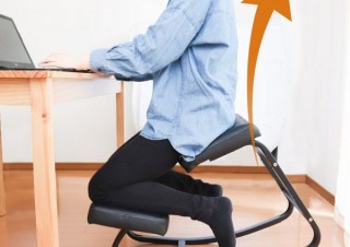 座ると自然に背筋が伸びるのでテレワーク・在宅勤務に最適な「ニーリングチェア」