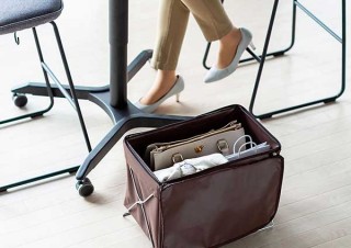 サンワサプライ、机の下に置いてカバンなどを収納できる蓋付きボックスを発売