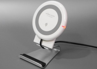 スタンドでも平置きでも使えて分離合体も可能、Qi対応の3WAYワイヤレス充電器