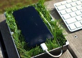 芝生の上にスマホを置いておける「小さな公園のスマホスタンド」発売