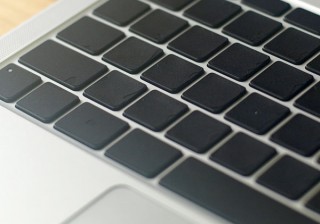 Macを無刻印化する「ブラックアウトステッカー」に最新モデル登場。5月にはiPad版も