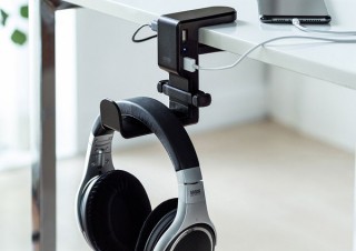 サンワサプライ、机の天板や棚板に挟んで設置できるUSBポート付きのヘッドホンフックを発売