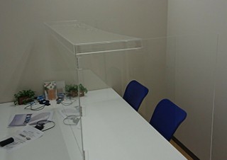 都内に大型材料加工機を持つムーブオンが飛沫防止の「オフィスシェルター」の設計と販売を開始