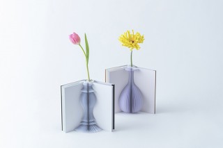 紙の総合商社の大日三協が本型デザインの開いて使う花瓶「Flowery Tale」を発売