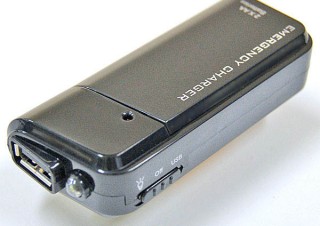 エバーグリーン、iPhone 4にも対応したUSBモバイルバッテリーケース「USB出力 バッテリー充電器」
