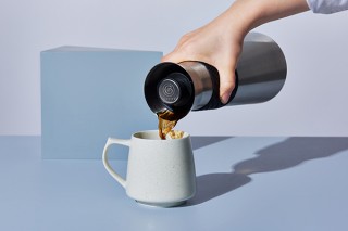 傾けると自動開閉！ 360度全方向から注げるインテリア卓上ポット「ビーフラスク グランデC520」