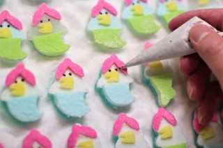 みどり製菓、コロナ終息への想いを込めて「アマビエ」をモチーフとした和菓子を発売