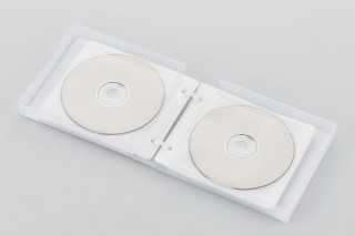 エレコム、ブルーレイディスク対応の不織布付きでディスクをしっかり守れるメディアケースを発売