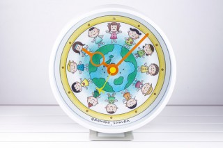 タパック、さくらももこ氏のデザインによる「地球の子供たち」2WAYクロックを発売
