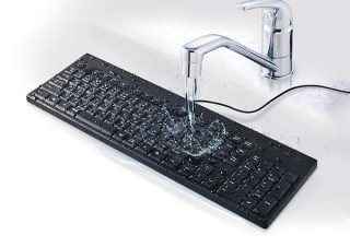 バッファロー、抗菌樹脂を採用して水洗いもできるキーボード「BSKBU520BK」を発売