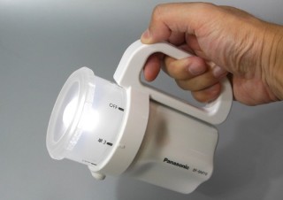 非常時に大活躍、単一から単四までどれでも使えるコンパクトな懐中電灯