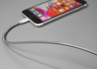 ステンレス素材で強度抜群、なのにしなやかさも兼ね備えたLightningケーブル