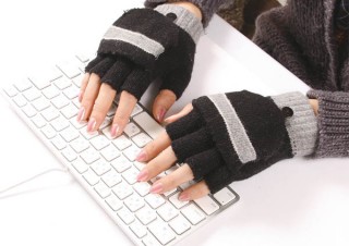 サンコー、手のひらや甲にヒーター内蔵「USBあったか手袋」を発売