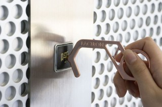 FACTRON、手で直接触れずにボタンを押せる純銅と真鍮削り出しタッチレスツールを発売