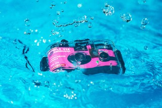 ロモグラフィー、最大水深10m対応で水中撮影に便利な防水ケース付きのフィルムカメラを発売