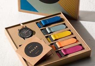ペットボトルを再生したカラフルストラップがついたソーラー腕時計。FOSSILより
