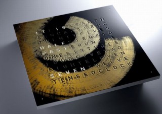 文字盤に刻まれた単語で時間を表す「QLOCKTWO」に銀座 蔦屋書店限定モデル
