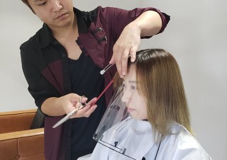 真辺工業、美容院など向けに「首からぶら下げるフェイスシールド」を開発