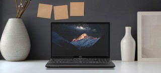 富士通、AMD搭載の15.6型ノートPCとWi-Fi 6対応の一体型デスクトップPCを発売