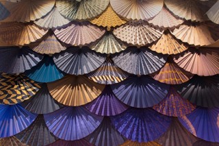 須藤玲子氏の「扇の舞」も出品されるイギリスの現代アート展がオンライン公開