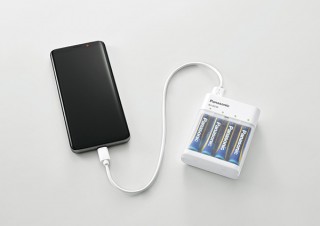 パナソニック、単三形の電池4本を使ってスマホ充電できる「BH-BZ40K」を発売