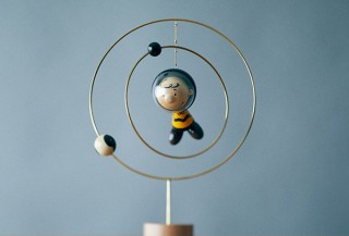 スヌーピーやチャーリー・ブラウンが惑星のように回転する「PEANUTS Cafe プラネットモビール」