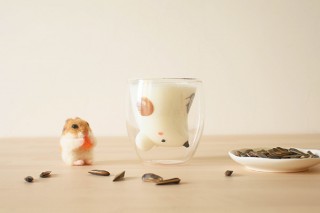 アイワ工業、ハムスターがひまわりの種を握りしめる姿がかわいい二重構造グラスを発売